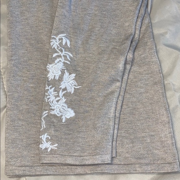 📢2 for $10 EUC INC Embroidered Tan Sweater - Picture 5 of 6
